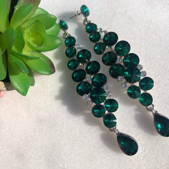Beautiful vibrant emerald green earrings 4 inch drop - Picture 10 of 10
